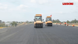 200 workers construct the Chau Doc - Can Tho - Soc Trang expressway during the New Year holiday.
