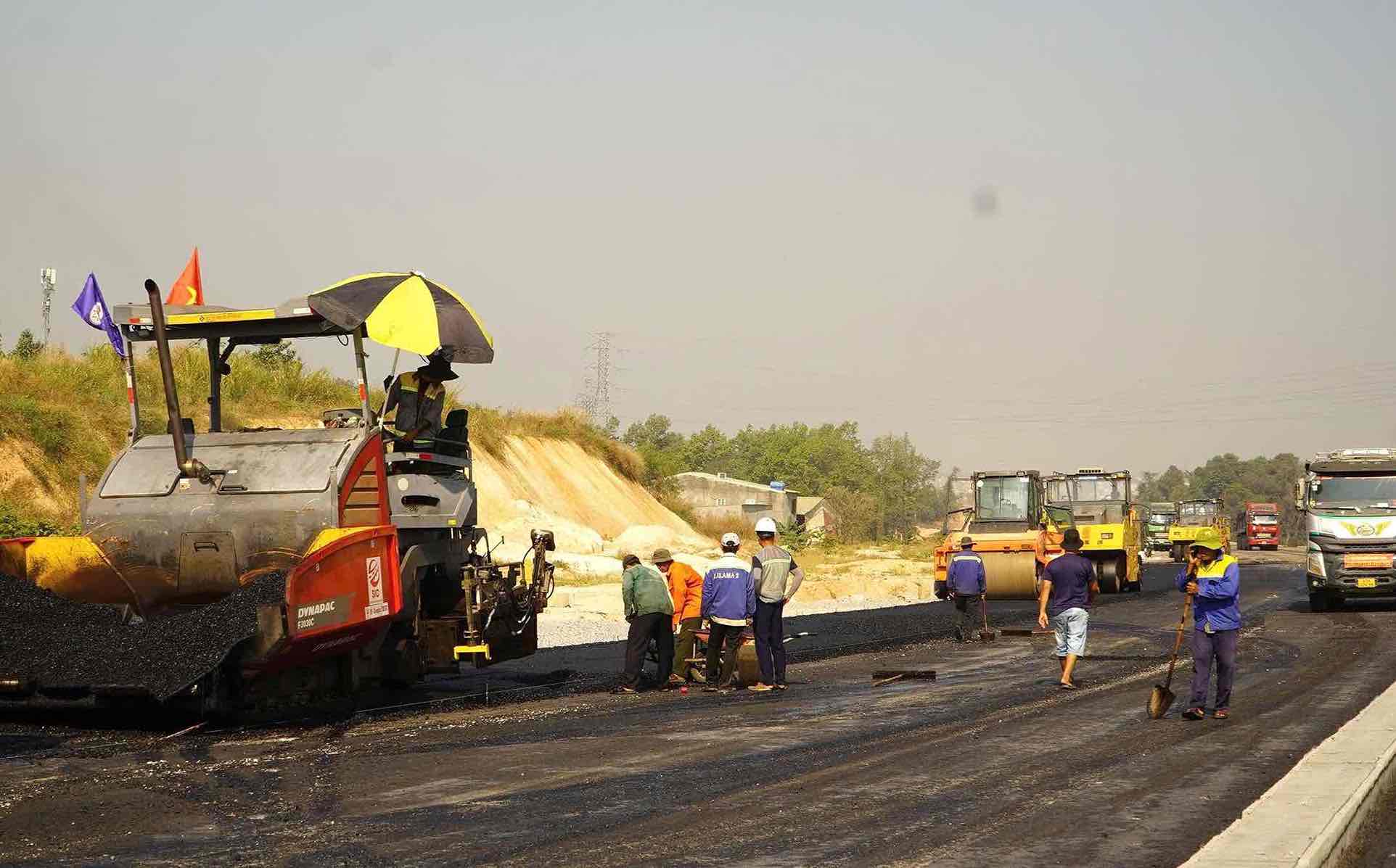 많은 기계와 엔지니어, 노동자들이 2026년 양력 설 연휴 기간 동안 롱탄 공항을 연결하는 비엔호아-붕따우 고속도로를 시공하고 있습니다. 사진: HAC