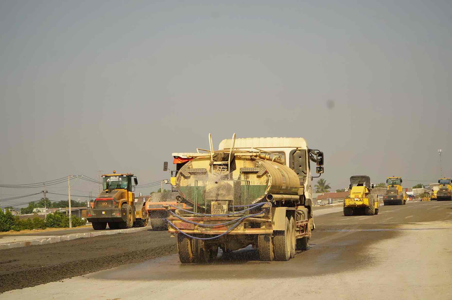 Thi cong xuyen le, xuyen Tet tren cao toc Bien Hoa - Vung Tau. Anh: HAC