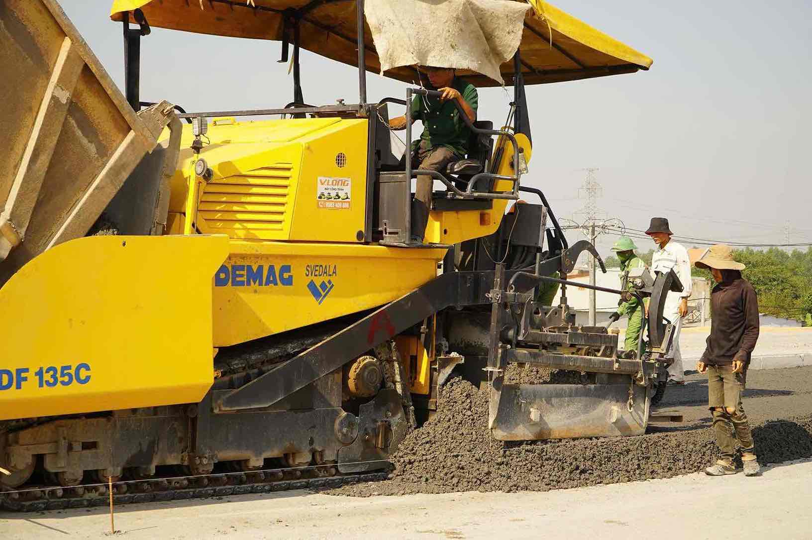 Nhieu cong nhan chia se no luc trong viec thi cong 3 ca, 4 kip, kip tien do du an trong diem. Anh: HAC