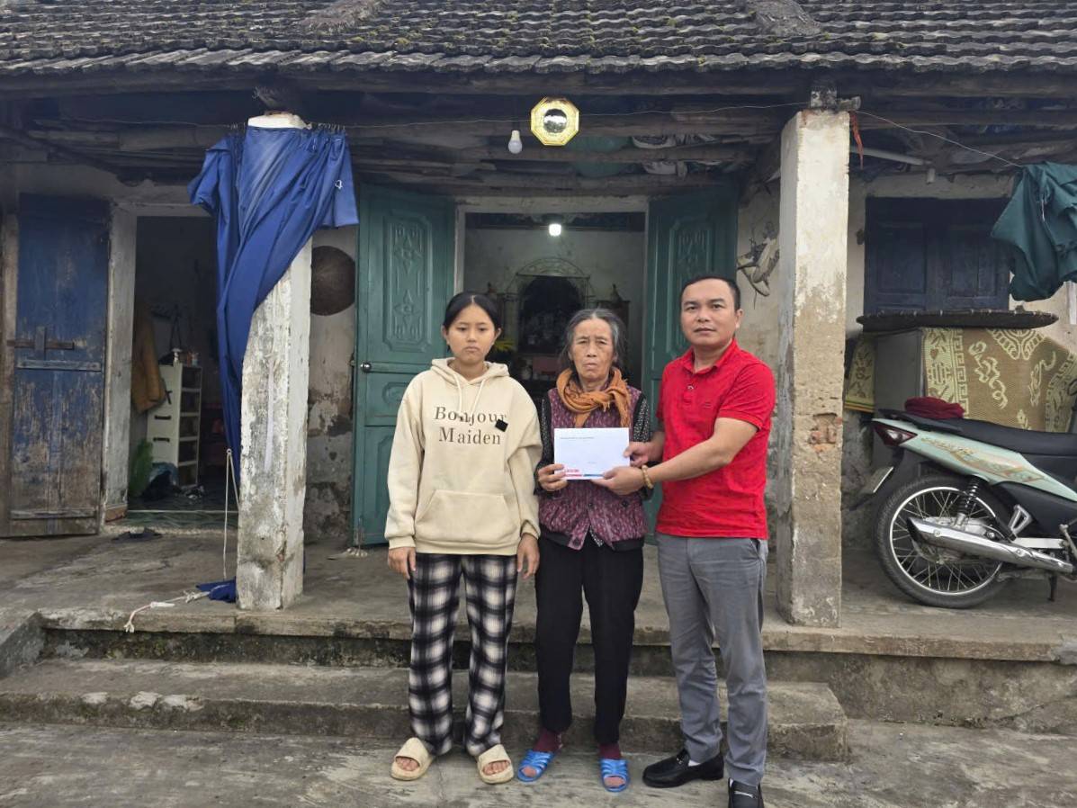 Representatives of the Golden Heart Charity Fund present money donated by readers to the family of Ms. Ha Thi Binh in hamlet 7, Khanh Hoi commune, Ninh Binh province. Photo: Dieu Anh