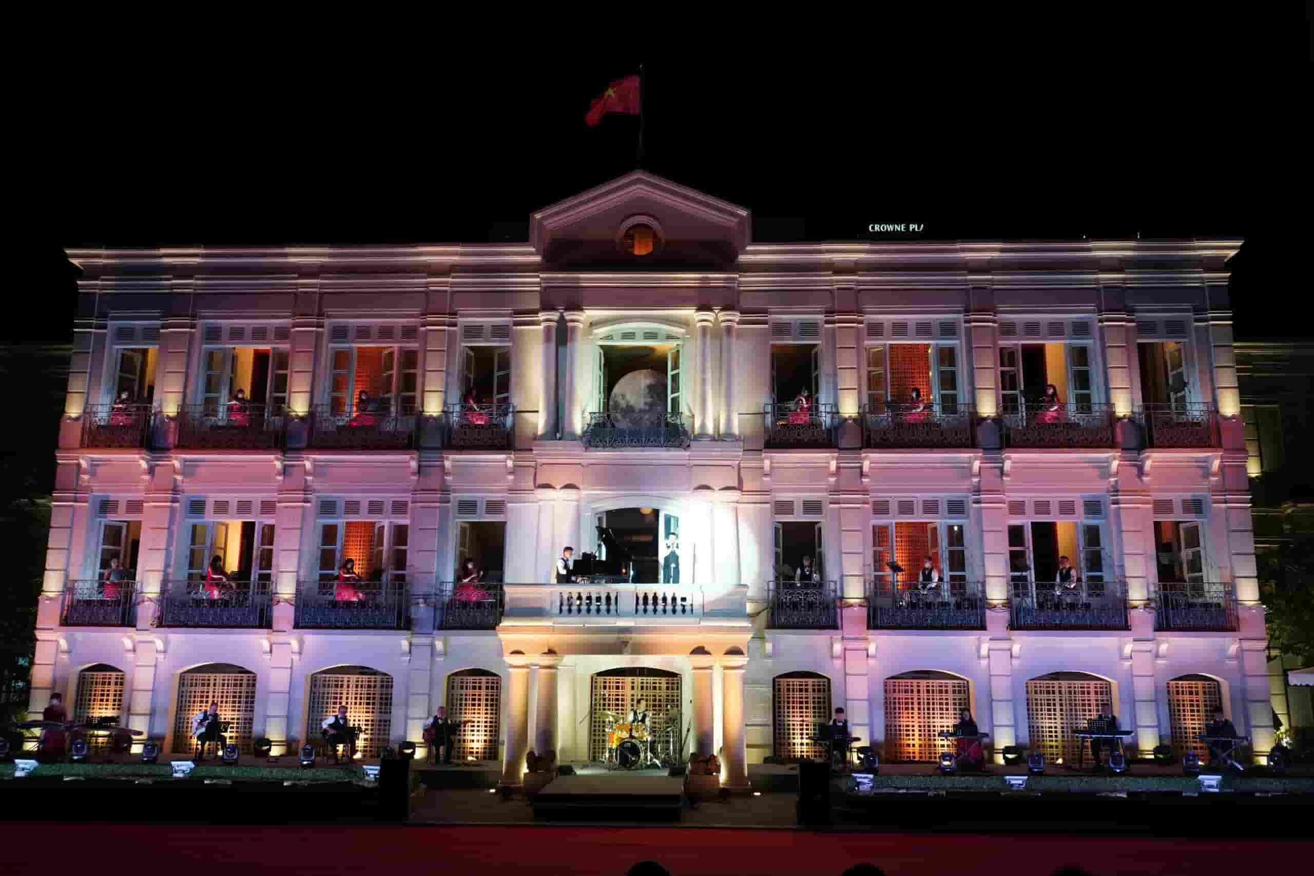 Am nhac trong chuong trinh la su giao thoa tinh te giua giao huong, semi-classical, electronic va am nhac dan gian duong dai. Anh: Tran Thi