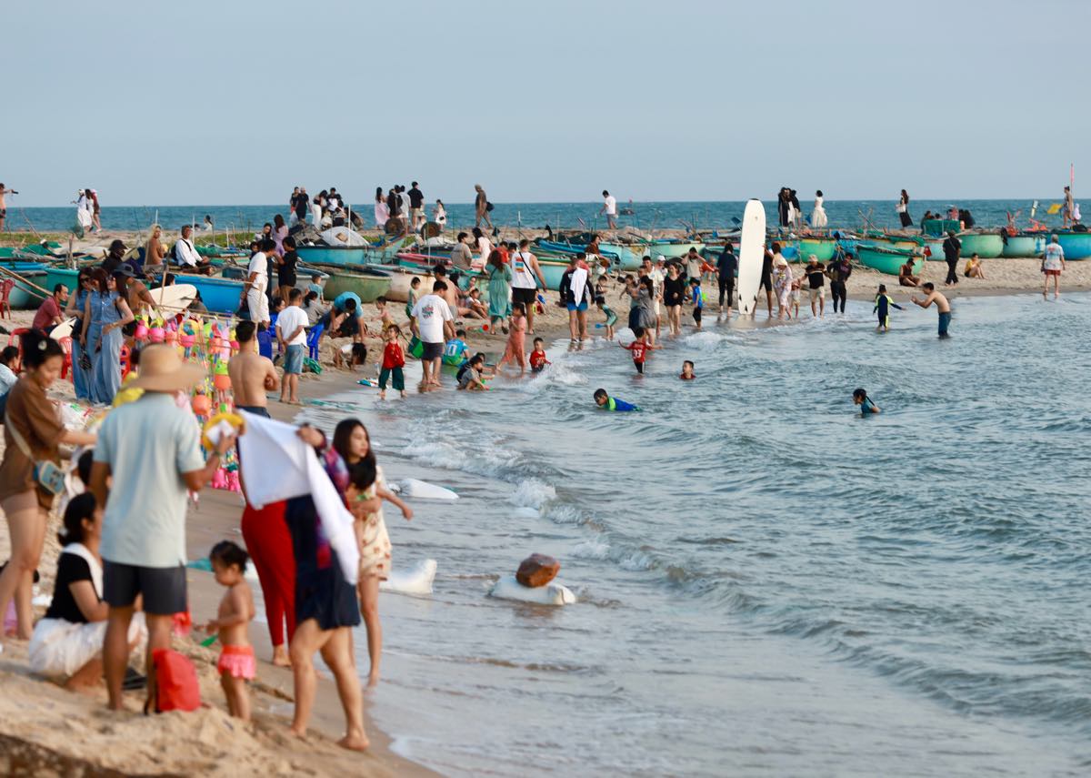 Khong khi nhon nhip du khach o bo bien Phan Thiet trong chieu dau tien cua nam 2026. Anh: Duy Tuan