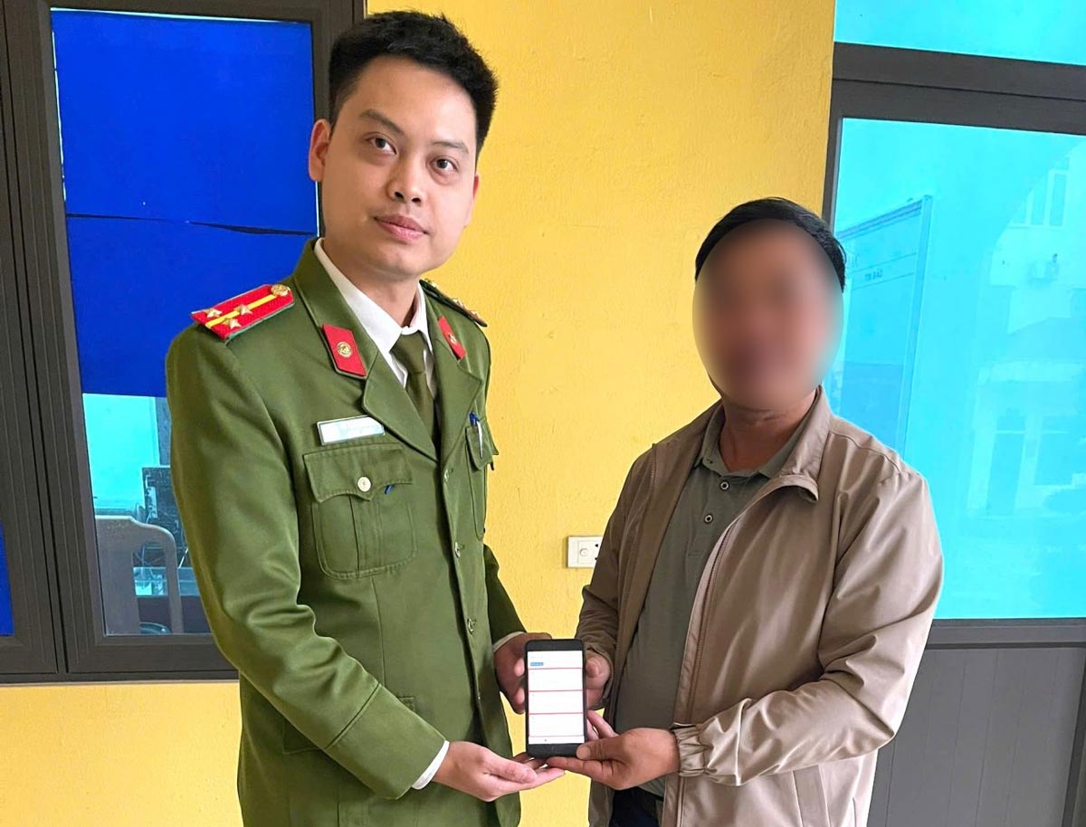 닌빈성 팟지엠사 공안은 H씨가 낯선 계좌 번호로 잘못 이체한 7억 동을 확인하고 지원하는 데 협력했습니다. 사진: 닌빈성 공안