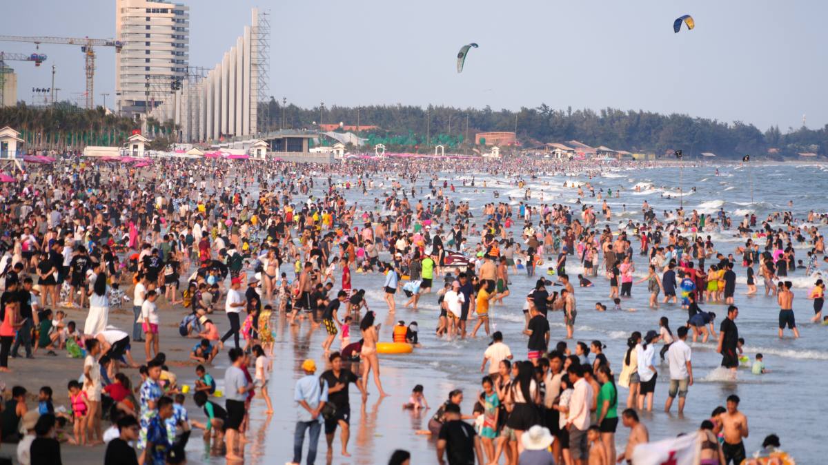 Crowds of tourists swimming in Vung Tau beach on the afternoon of January 1st Photo: Thanh An