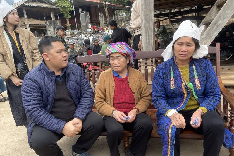 Ong Hoang Van Hoc, Pho Chu tich UBND xa Muong Gion den tham hoi, chia buon cung gia dinh nan nhan tu vong do ngo doc thuc pham. Anh: Nhat Minh