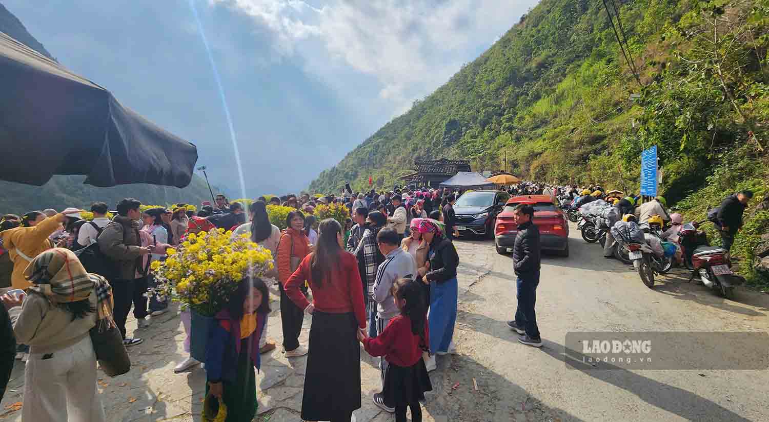 Khach du lich tap trung tai khu vuc doc Tham Ma, QL.4C. Anh: Nguyen Tung.