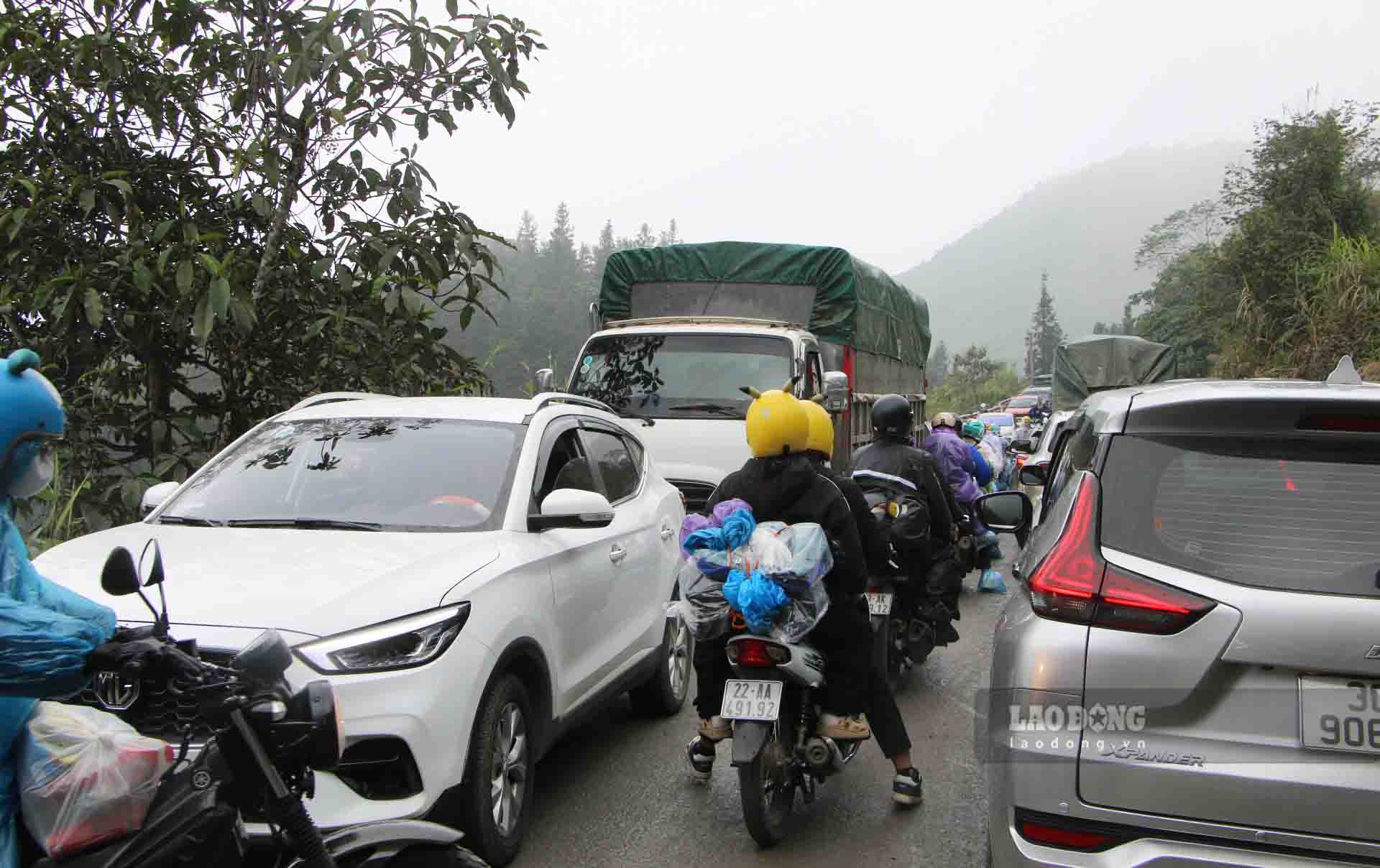 Tinh trang un tac tren QL4C, mot so vi tri mat duong xau, cua nhieu, do doc cao khien xe tai trong lon thuong gap su co. Anh: Nguyen Tung.