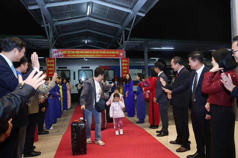 Nhung hanh khach dau tien den Ga Lao Cai trong nam moi. Anh: Manh Dung 