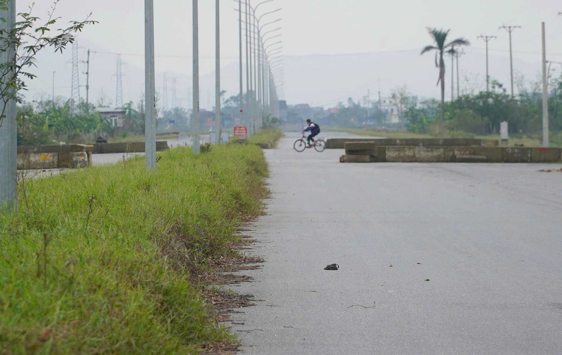 Tuyến đường cơ bản hoàn thành, chỉ còn 2 điểm đấu nối chưa thi công để đưa vào khai thác. Do chưa đấu nối nên nhà thầu đang đặt chướng ngại vật trên đường để ngăn phương tiện lưu thông. Ảnh: Trần Tuấn.