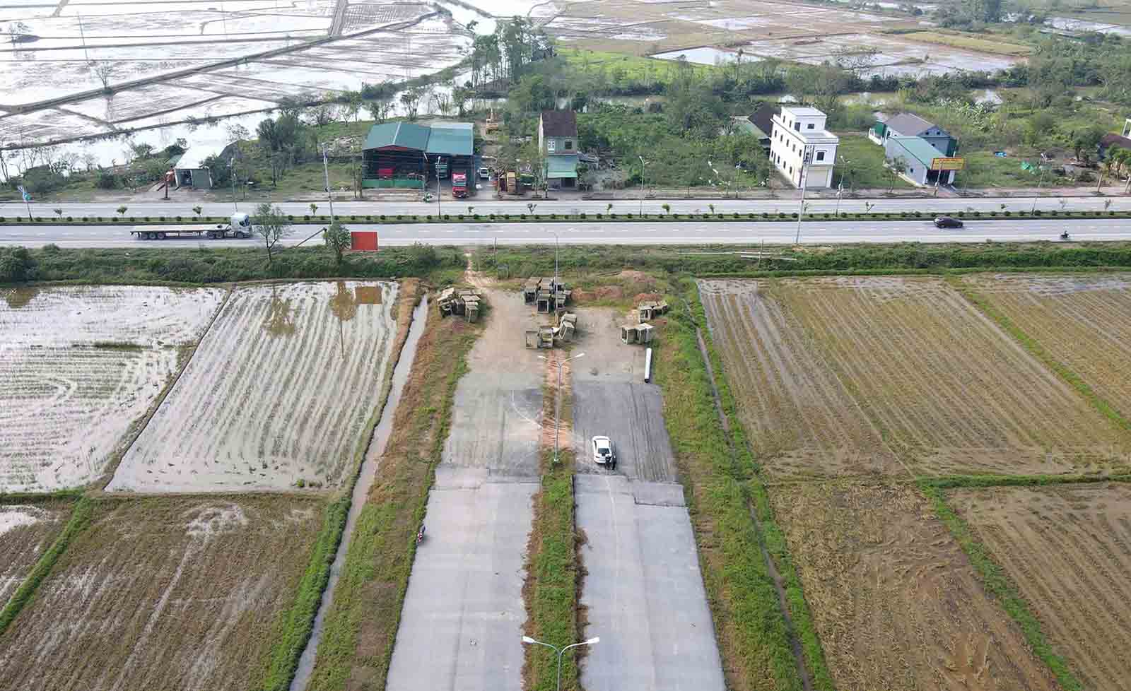 Chưa thi công đoạn đấu nối với Quốc lộ 8. Ảnh: Trần Tuấn.