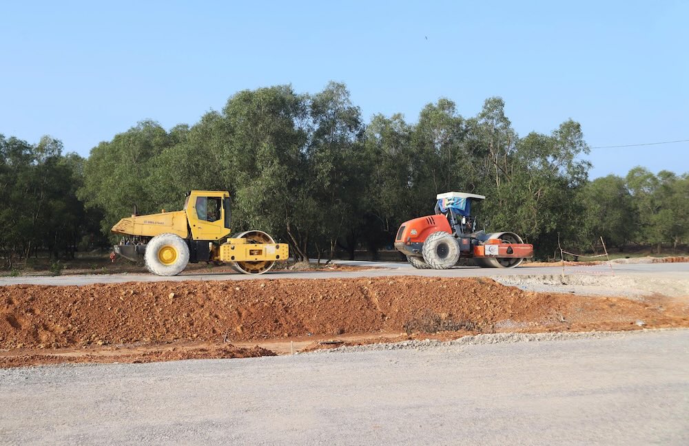 Coastal road construction through Tet, compensating for progress after the Government Inspectorate's conclusion. Photo: Hong Quan