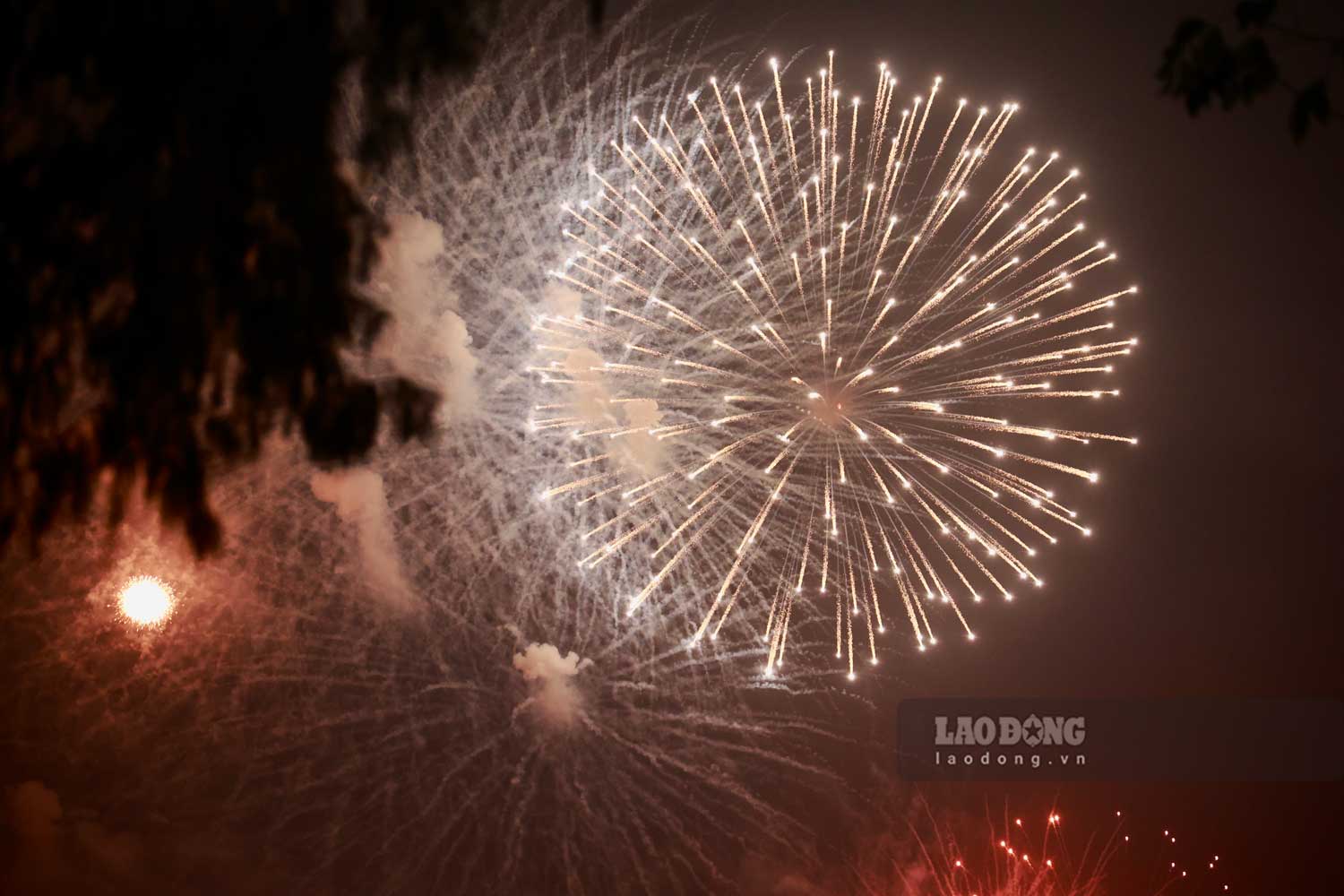 Fireworks display at My Dinh National Stadium on the evening of January 23. Photo: Viet Anh