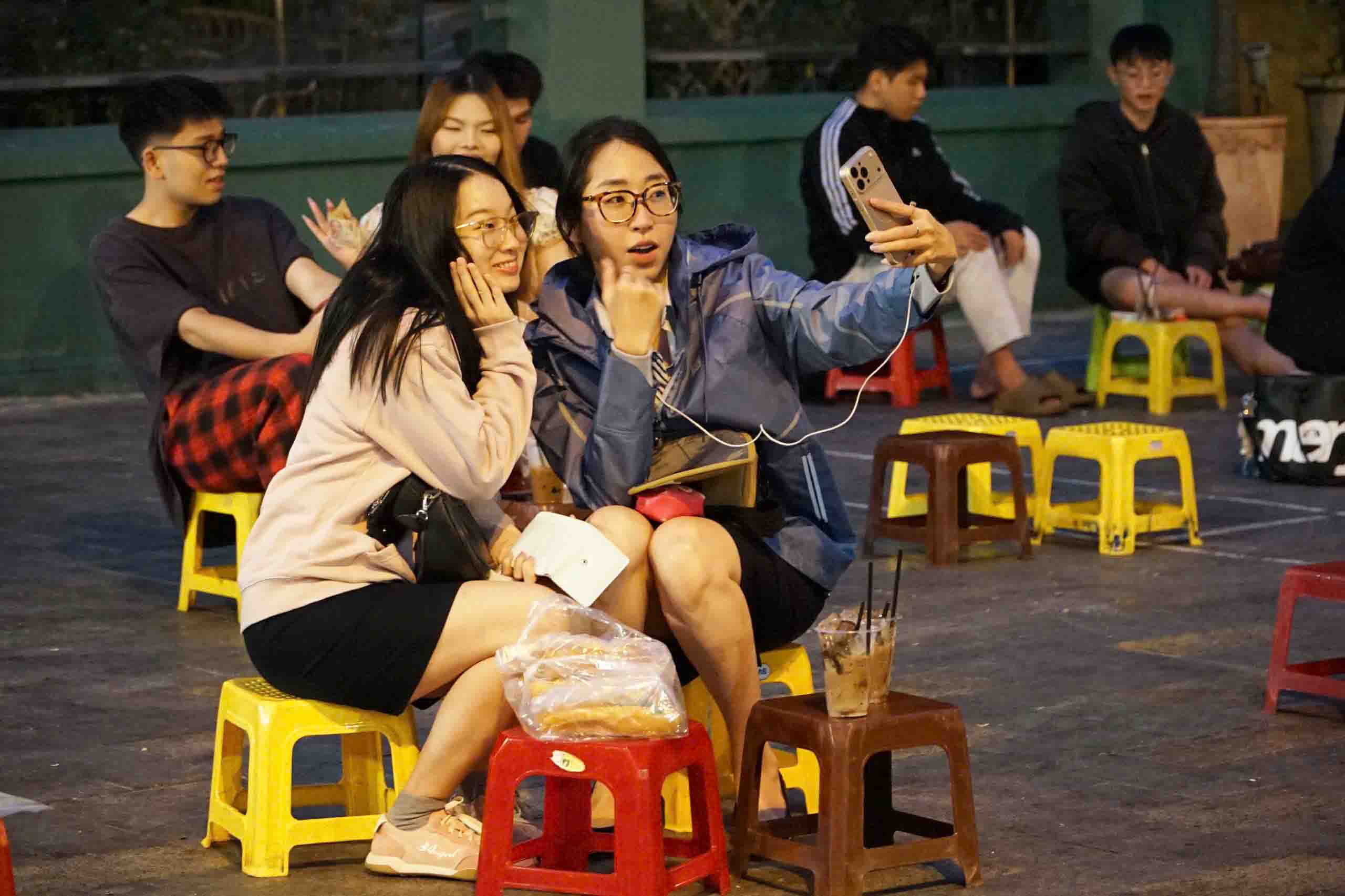 Ho Chi Minh City is cold at 18 degrees Celsius, young people enjoy it.