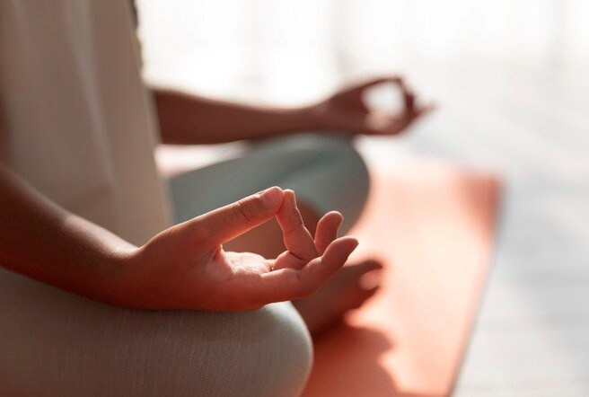 Some simple yoga poses, practiced properly, can help reduce pain, improve posture and relax muscles. Photo: Thuy Duong