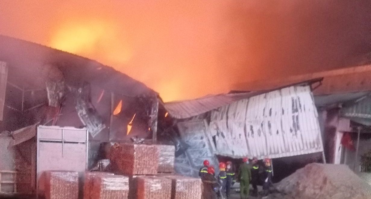 Lua bao trum xuong go doi dien ga Lac Dao trong dem 9.1. Anh: Nguoi dan