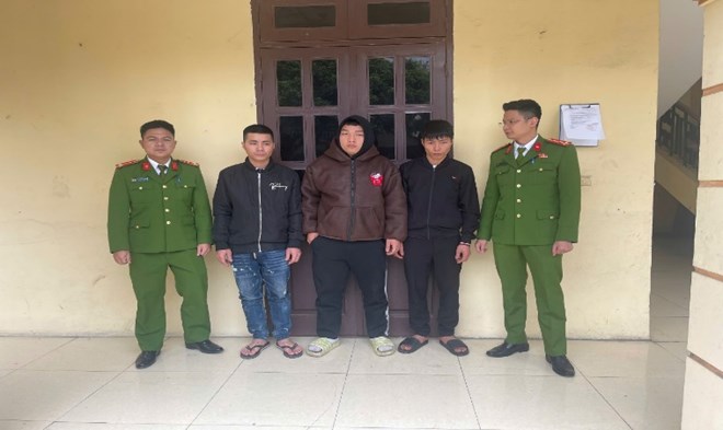 3 thanh niên mang 3,1kg pháo nổ trong bao tải dứa ở Hưng Yên