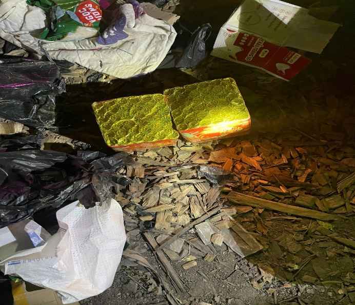 Tang vật là 2 khối pháo nổ với tổng trọng lượng 3,1kg bị lực lượng Công an thu giữ.