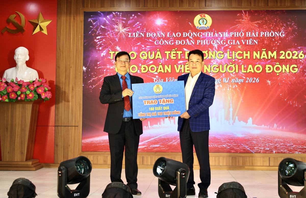Leaders of Gia Vien Ward Trade Union symbolically receive 160 gifts from the City Labor Federation presented to union members and workers in difficult circumstances in the ward. Photo: Hai Phong E-Portal