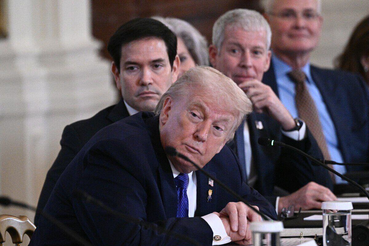 US President Donald Trump in a meeting with leaders of oil and gas businesses on January 9 at the White House. Photo: AFP
