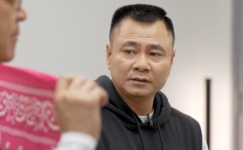 NSND Tu Long mang quan ham Dai ta, giu chuc vu Giam doc Nha hat Cheo Quan doi va vua bao ve thanh cong luan an Tien si. Anh: NSX Anh trai vuot ngan chong gai