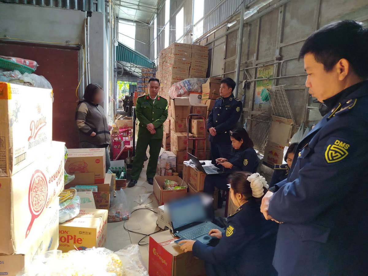 Market Management Team No. 12 coordinates with Ly Nhan Commune Police to inspect H.A Company. Photo: Ninh Binh Provincial Market Management Sub-Department