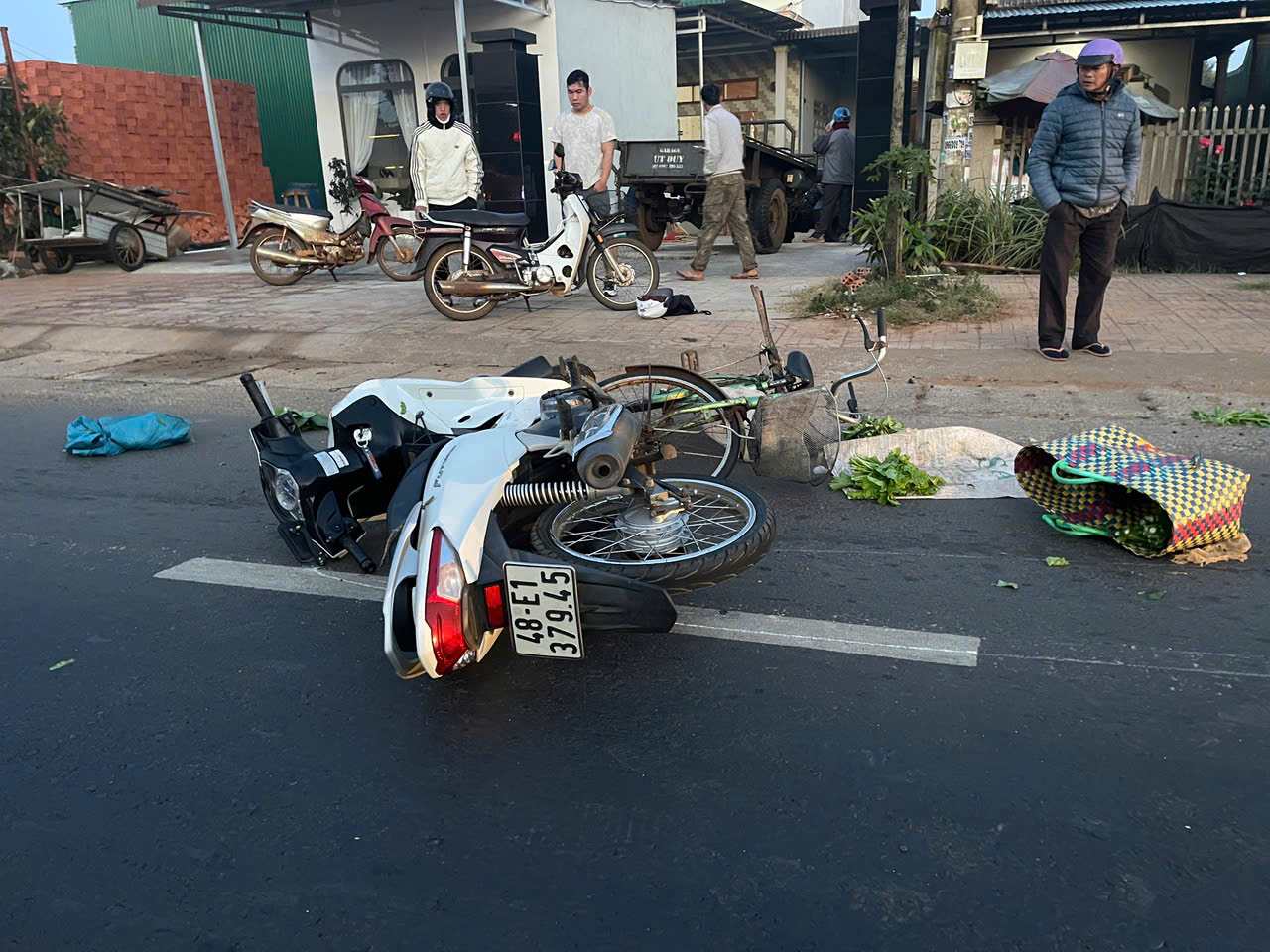 バイクと自転車の事故現場で女性がその場で死亡。写真:フック・カイン