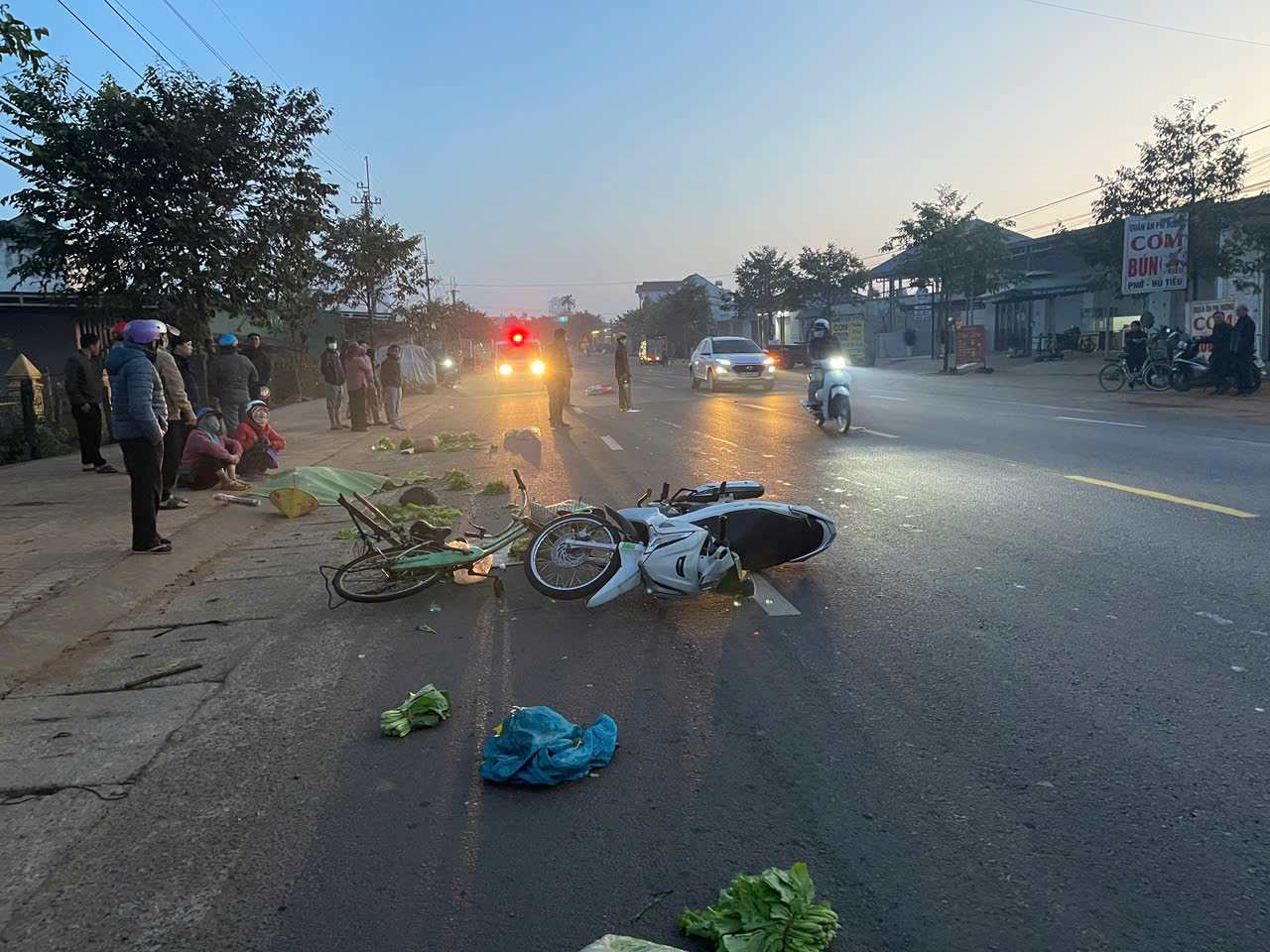 Tai nan khien nguoi phu nu di xe may tu vong tai cho. Anh: Phuc Khanh