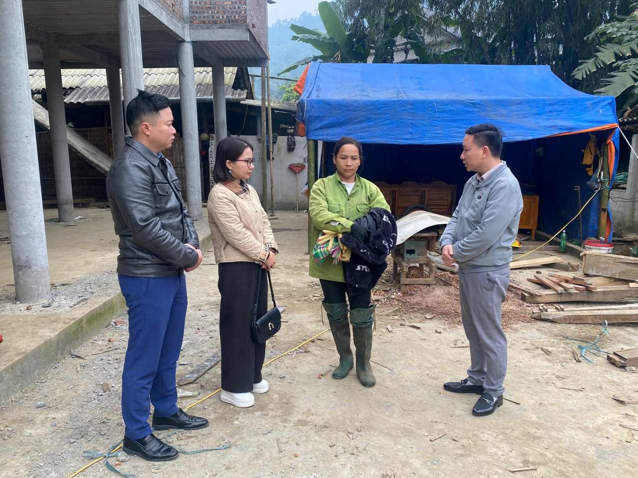 Lanh dao xa Tan Linh tham hoi, dong vien gia dinh nu sinh bi ban hoc danh tai truong TH&THCS Khai Trung. Anh: Trieu Huan