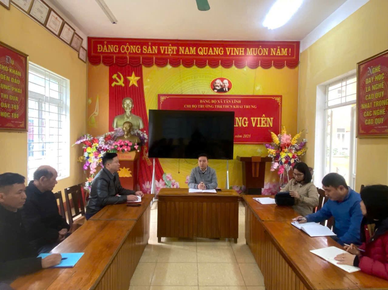 UBND xa Tan Linh lam viec voi truong hoc de lam ro viec hai nu sinh danh nhau. Anh: Trieu Huan