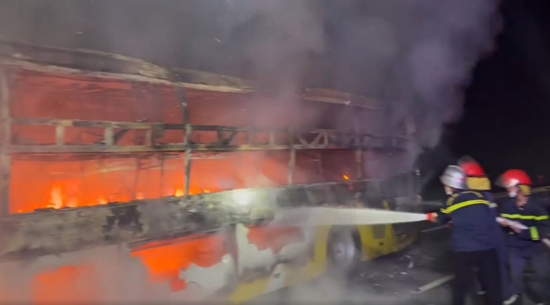 The passenger car caught fire on the Ha Tinh highway. Photo: Hoang Anh.