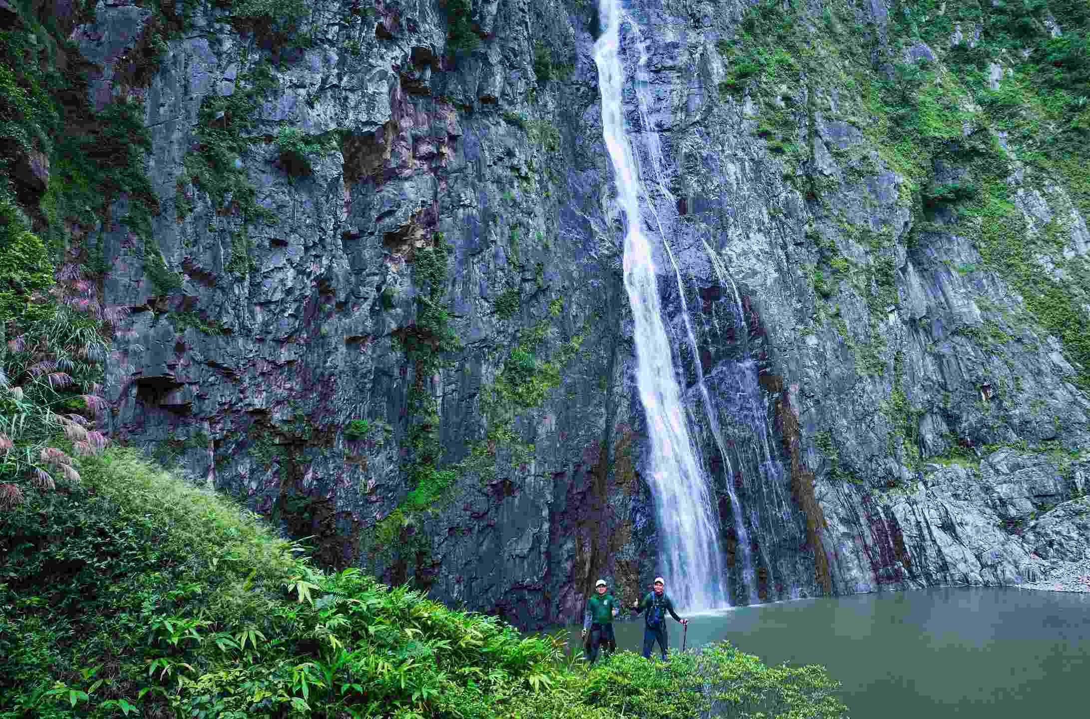 Ngắm thác nước hùng vĩ ẩn mình giữa rừng Quảng Ngãi.