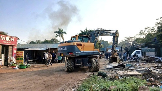 Xã Hòa Lạc giải tỏa chợ cóc, siết trật tự đô thị. Ảnh: Vũ Vân