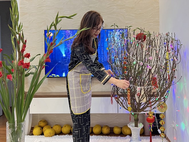 Many young women want Tet to be an occasion for the whole family to share. Photo: Cam Ly