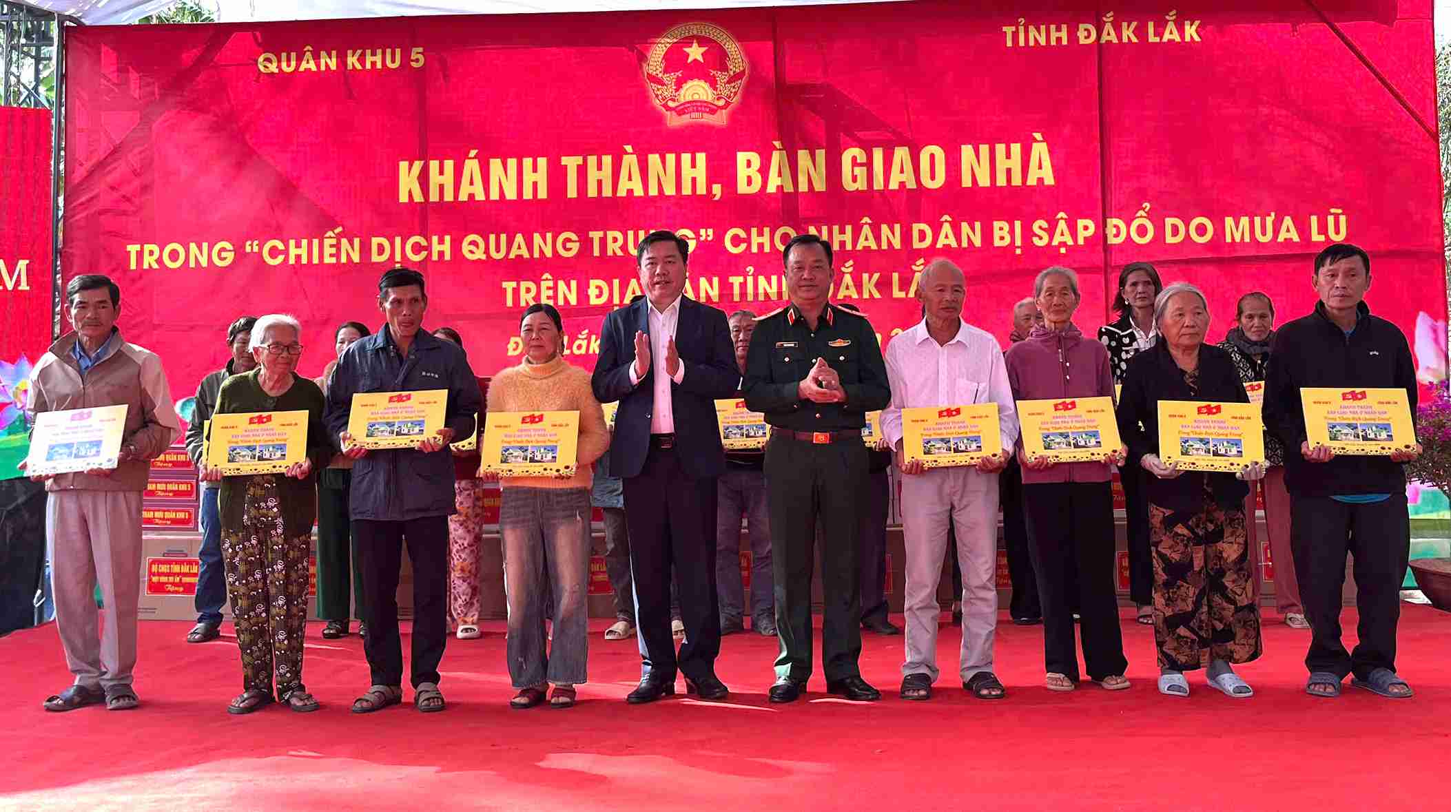 Quan khu 5 phoi hop voi UBND tinh Dak Lak to chuc le khanh thanh va ban giao 229 can nha cho cac ho dan co nha bi sap do hoan toan do mua lu. Anh: Duc Hieu