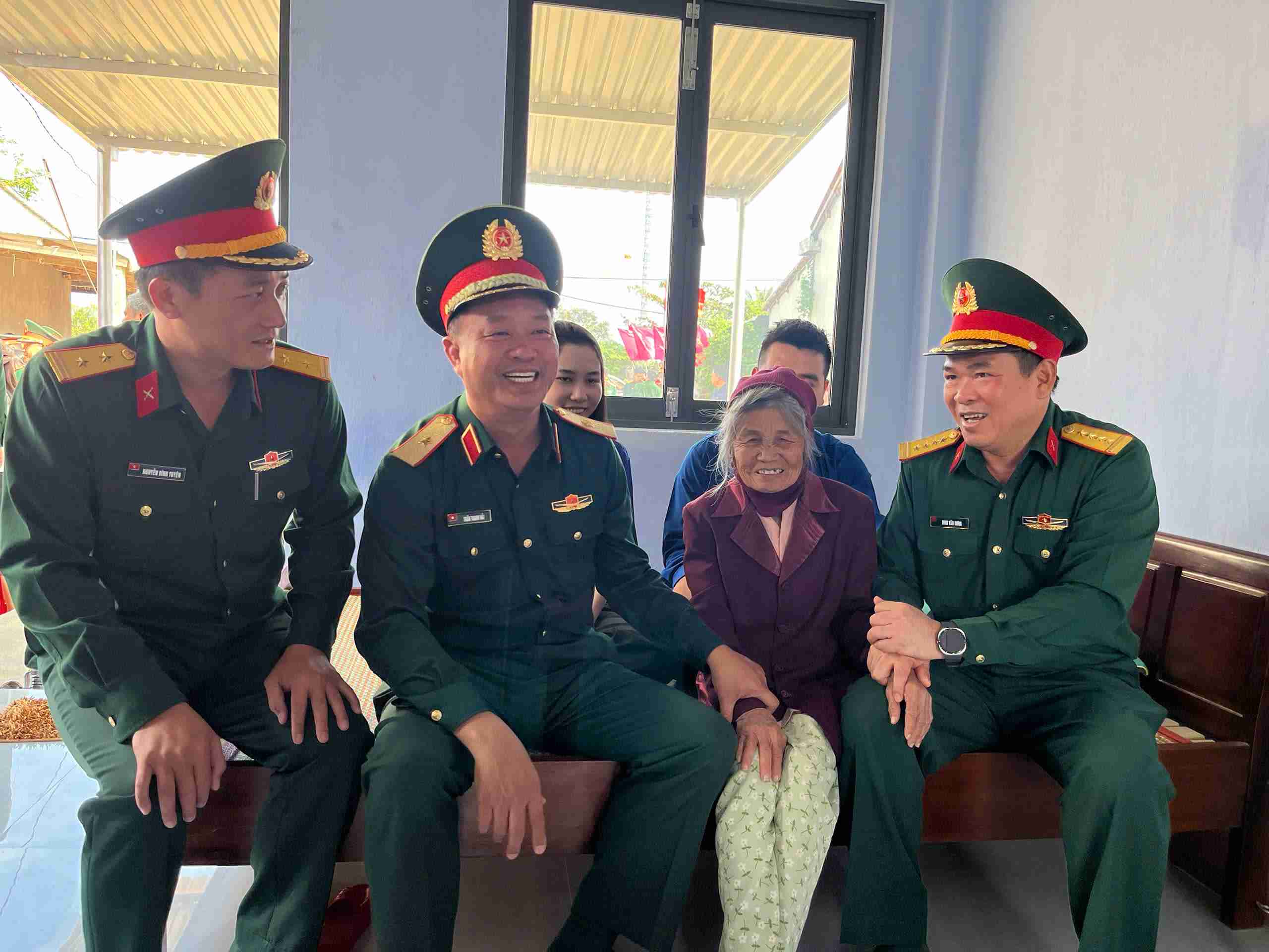 Military Region 5 has handed over 610 houses to flood victims. Photo: Duc Hieu