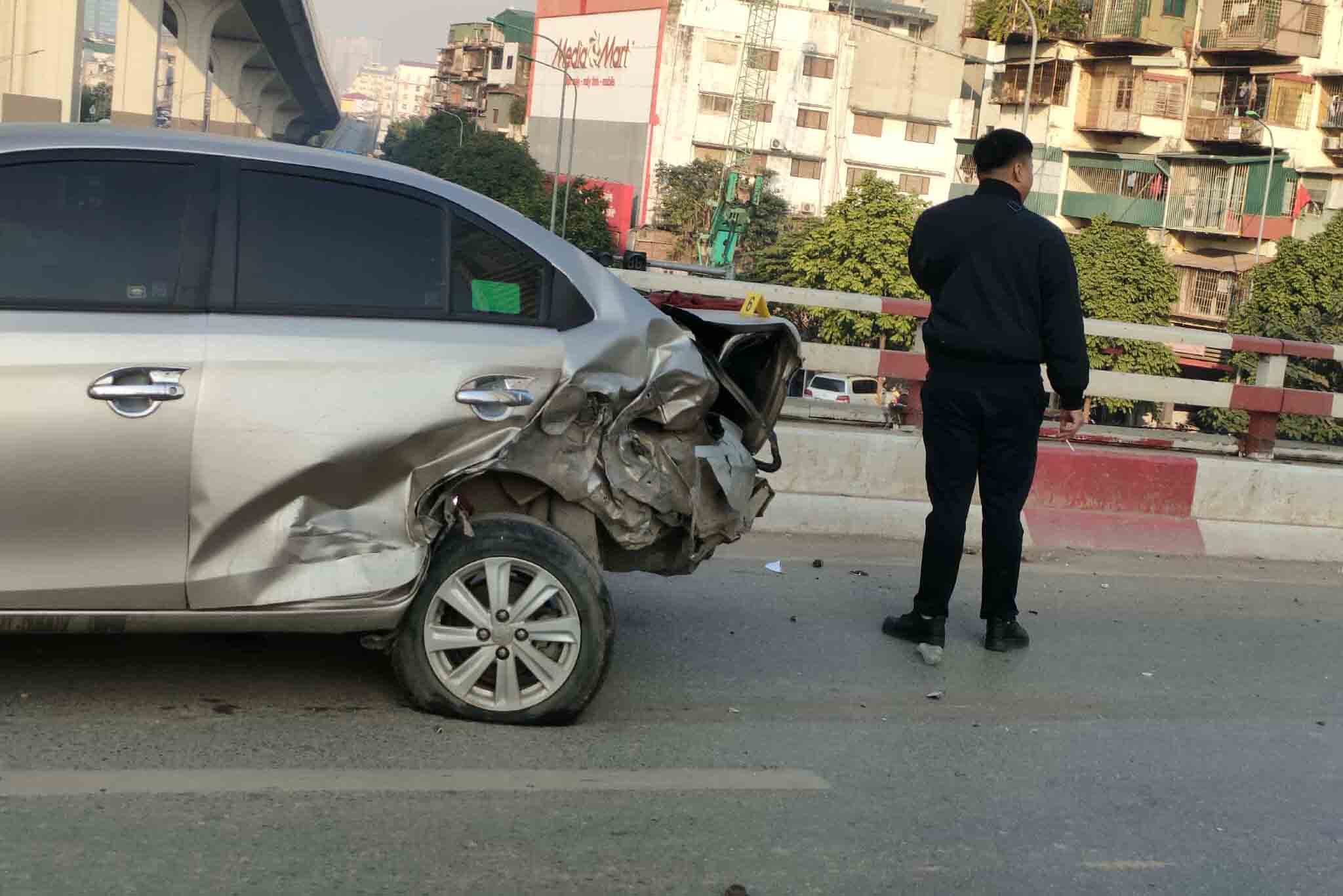 Mot phuong tien bi hu hong sau vu tai nan lien hoan. Anh: Nguoi dan cung cap