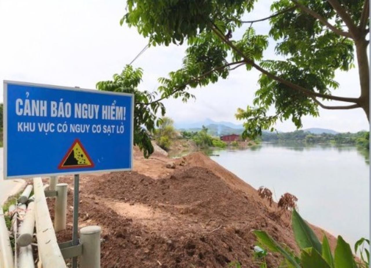 Doc 2 bo song Chay, bien canh bao nguy co sat lo duoc chinh quyen dia phuong dat tai nhieu noi. Anh: Van Duc