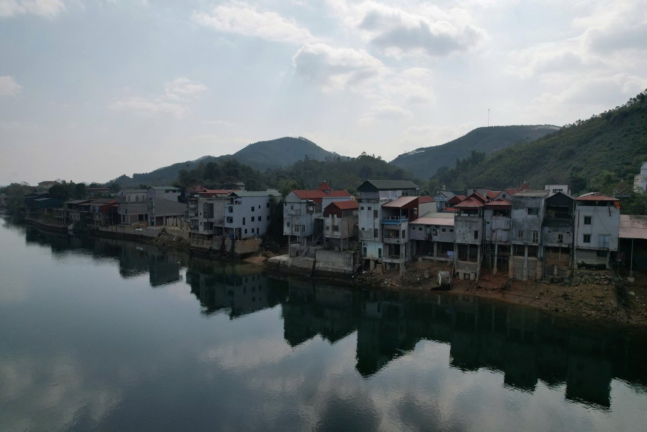 Gan 80 cong trinh, nha o, kho bai vi pham hanh lang song tren dia ban xa Thac Ba. Anh: Van Duc