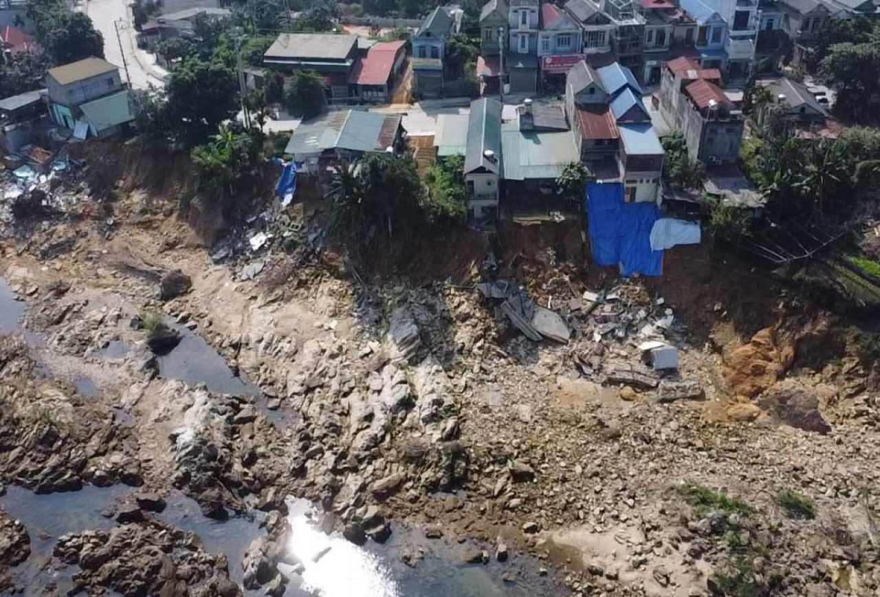 Nhieu ho dan bi sat lo nghiem trong sau mua lu thang 9.2024. Anh: Van Duc