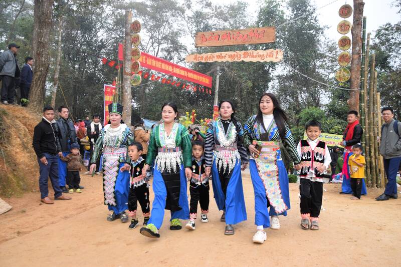 Phien cho xanh vung cao xa Chieng Lao thu hut dong dao nguoi dan, du khach tham gia. Anh: Truong Son