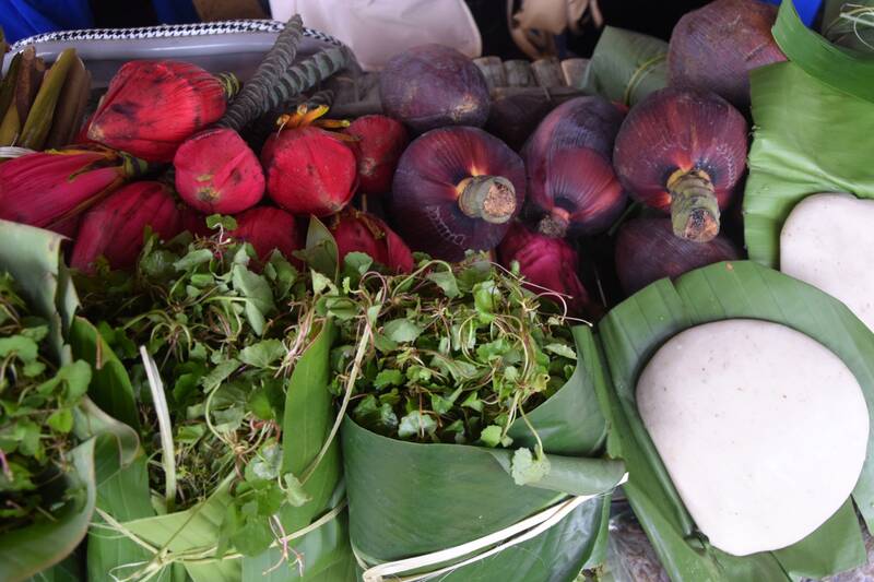 Nhugx dac san dac trung dia phuong duoc bay ban tai Phien cho. Anh: Truong Son