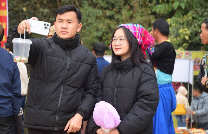 Du khach Check in tai Phien cho xanh vung cao xa Chieng Lao. Anh: Truong Son