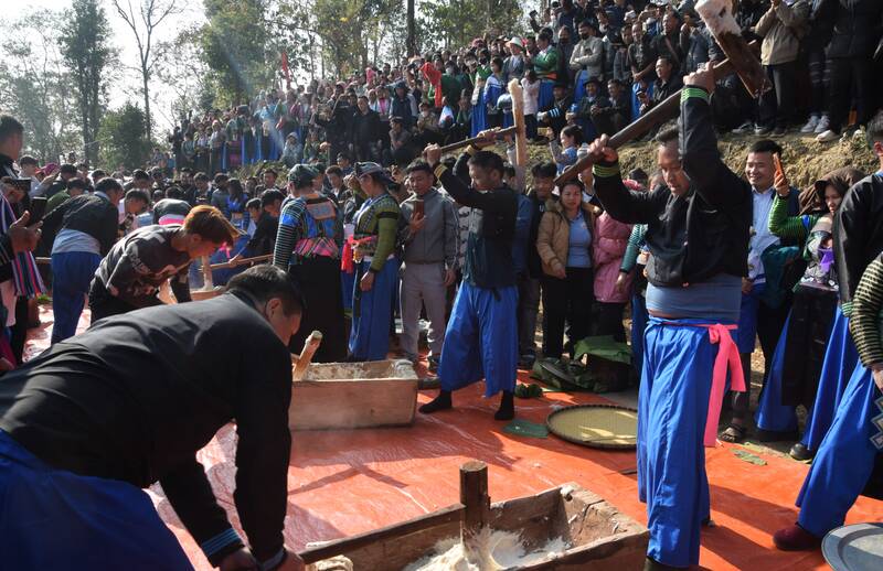 Phan thi gia banh day tai Phien cho. Anh: Truong Son