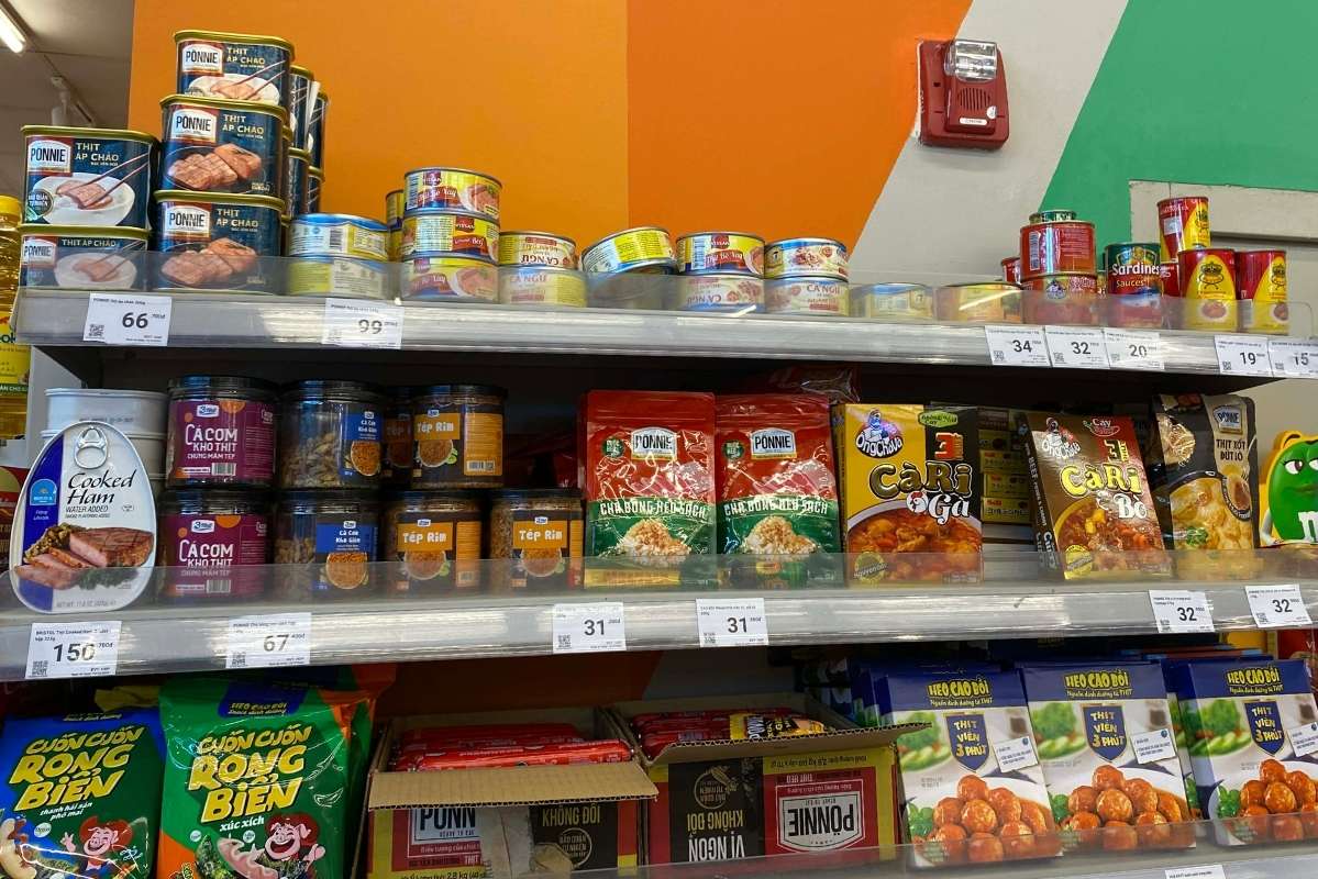 Kệ hàng của nhiều hệ thống siêu thị như MM Mega Market, Winmart+, Go,... đều đã được thu gom, dỡ bỏ sản phẩm Đồ hộp Hạ Long. Ảnh: Thanh Bình