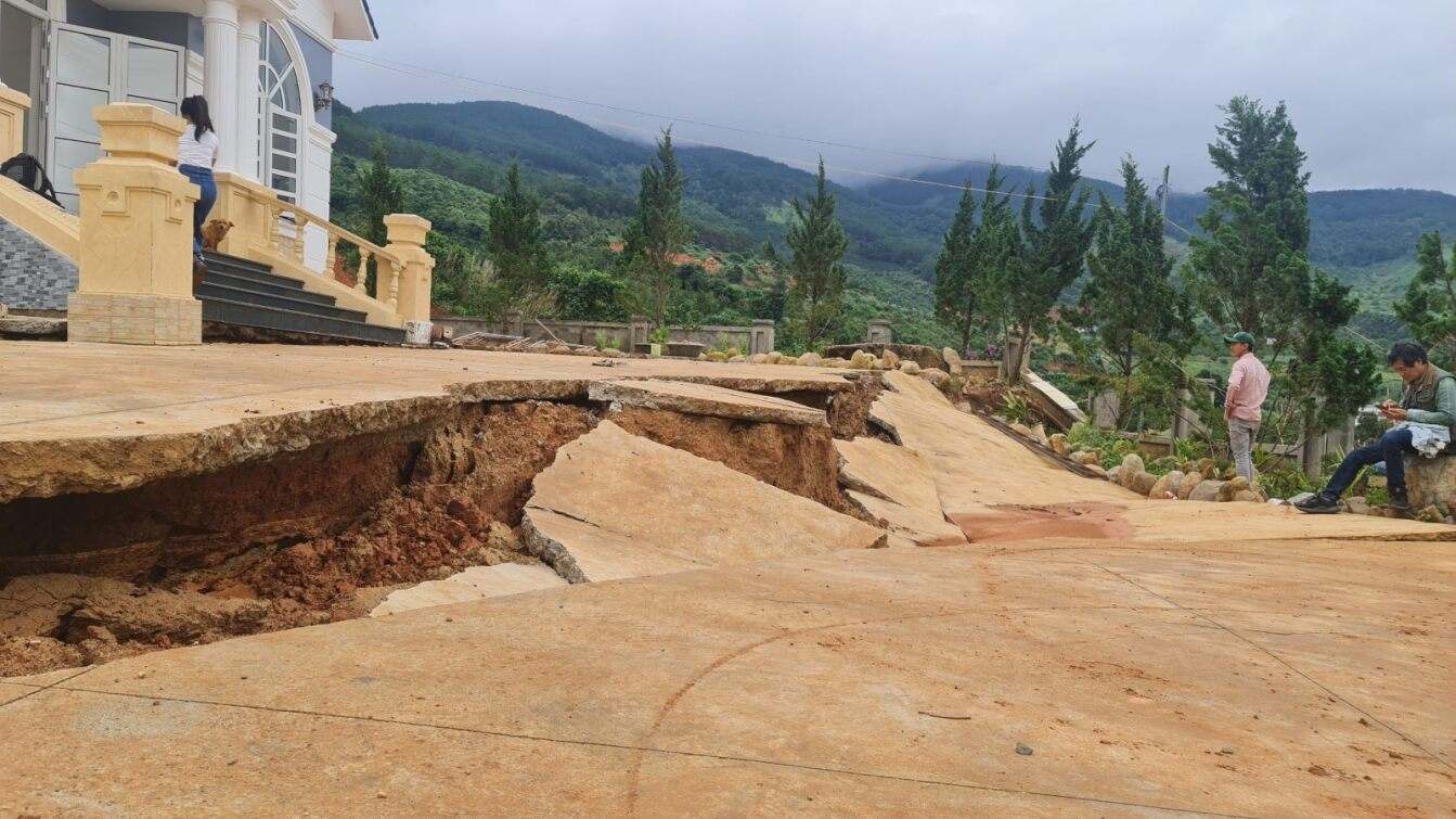 Sat truot tai ho chua nuoc Dong Thanh dien bien ngay cang nghiem trong. Anh: Phuc Khanh 