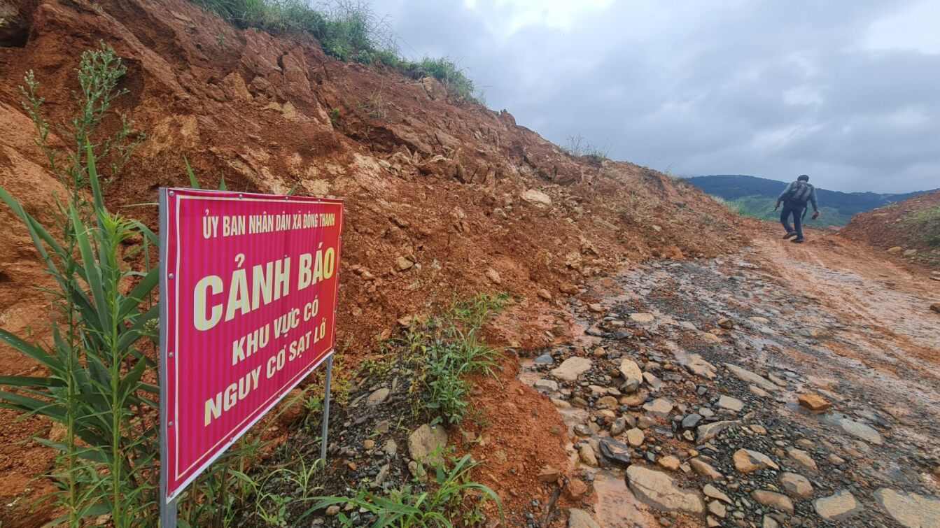 Khu vut sat truot duoc chinh quyen dia phuong va co quan chuc nang canh bao nguy hiem. Anh: Phuc Khanh 