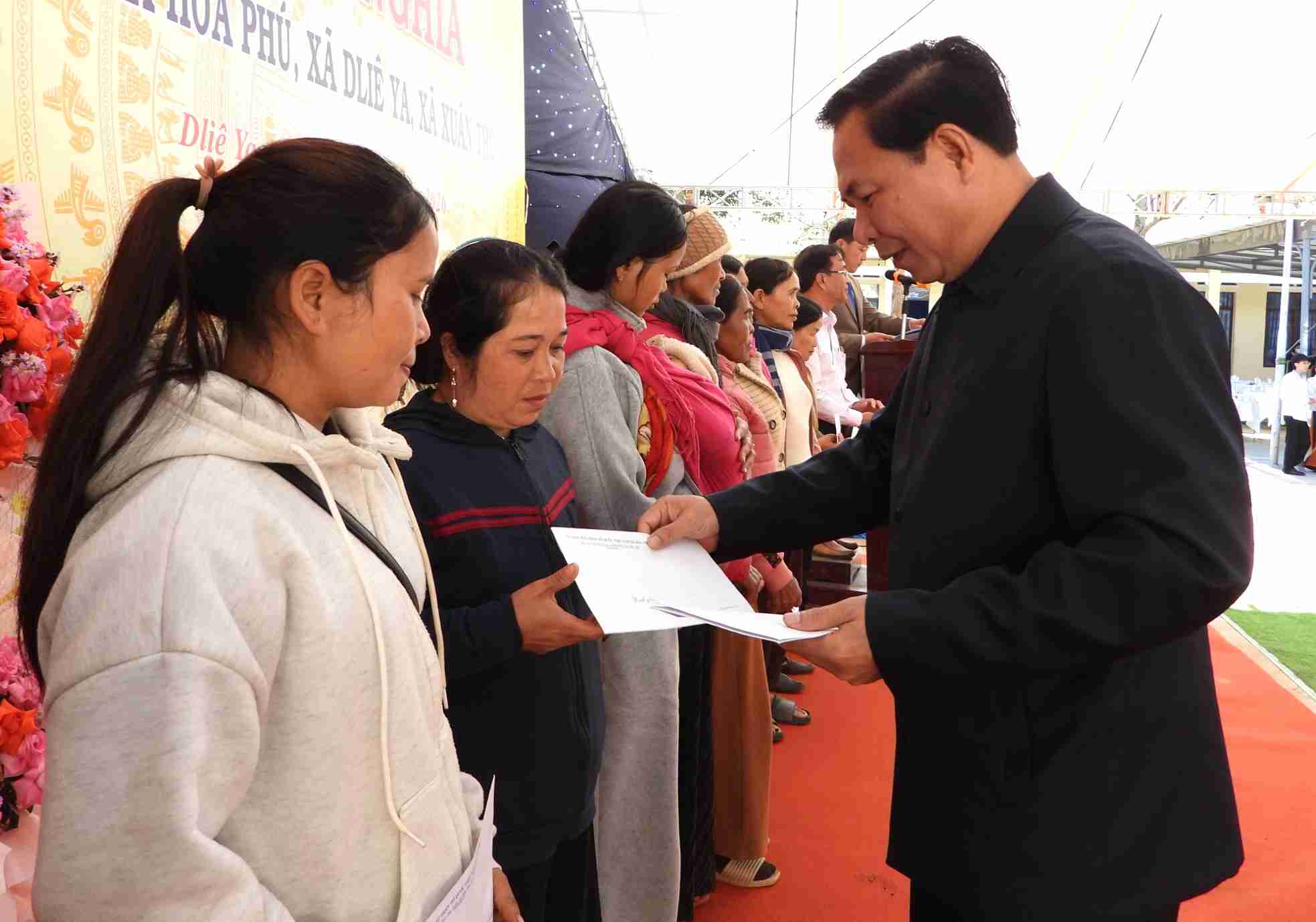Lanh dao Dang uy xa Hoa Phu trao cac suat qua cho nguoi dan kho khan o xa Dlie Ya. Anh: Bao Trung