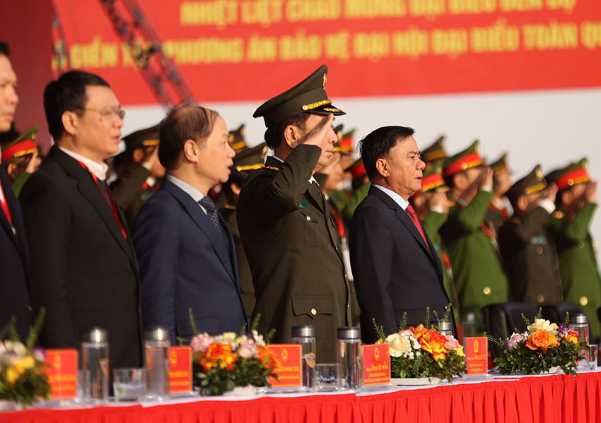 Uy vien Bo Chinh tri, Thuong truc Ban Bi thu Tran Cam Tu tham du buoi le xuat quan va dien tap cua luc luong cong an. Anh: Viet Phu