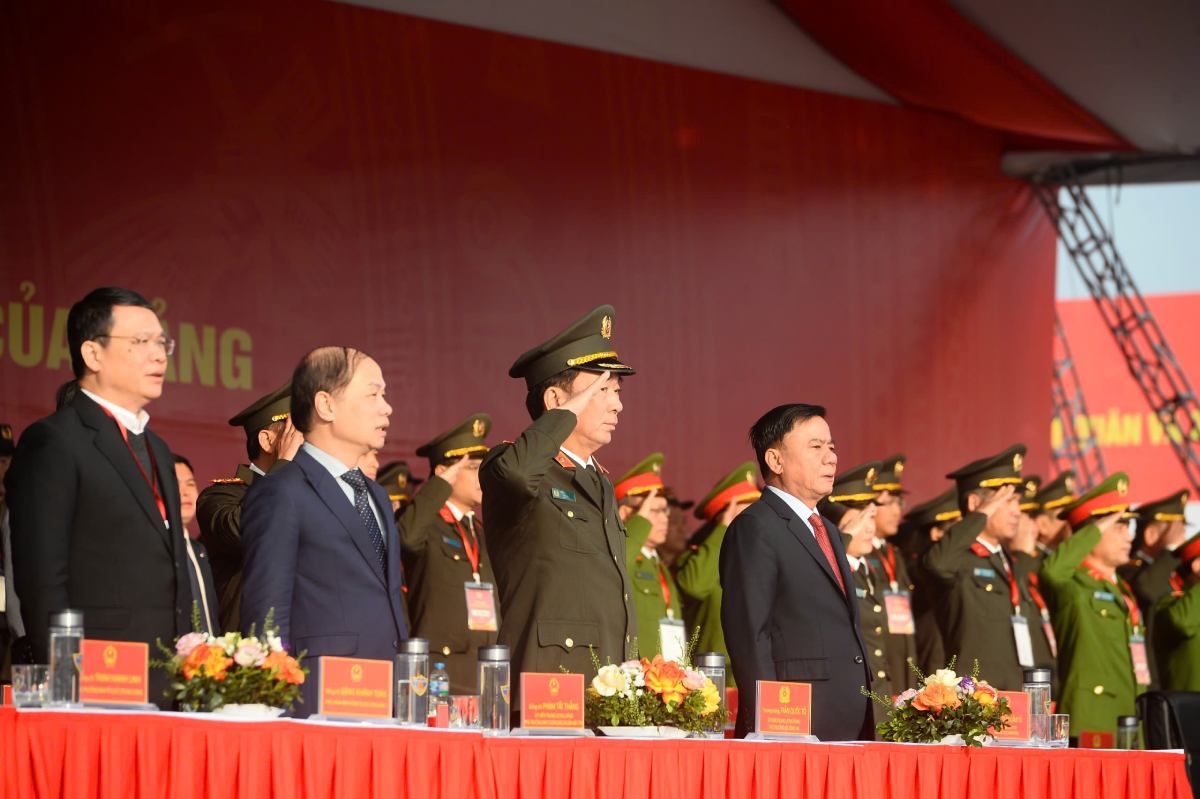 Sang 10.1, tai duong Le Quang Dao (Ha Noi), Bo Cong an to chuc Le xuat quan va dien tap bao dam an ninh, trat tu Dai hoi dai bieu toan quoc lan thu XIV cua Dang.  